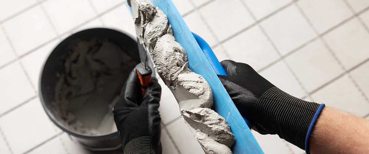 Нанесення фуги для плитки Kiilto Pro Tile Grout на гумовий шпатель перед затиранням швів